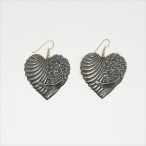 Vintage 90s Silver Tone Ribbed Floral Heart Dangle Earrings